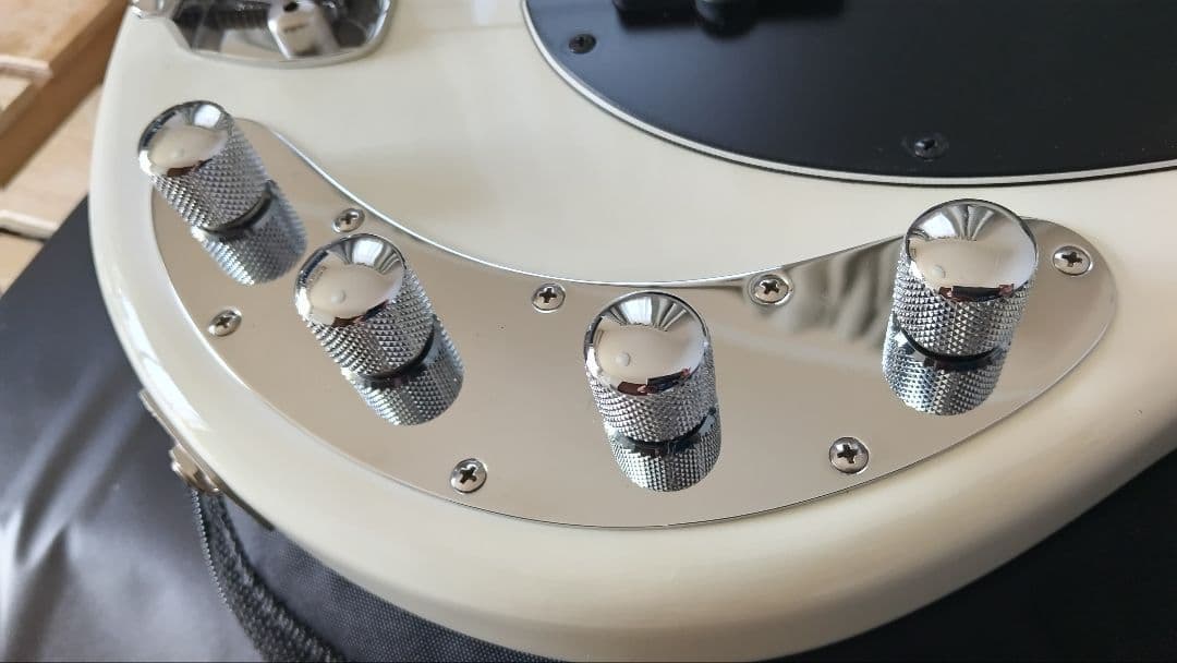 Ernie Ball_MusicMan StingRayEX日本製3バンドEQ