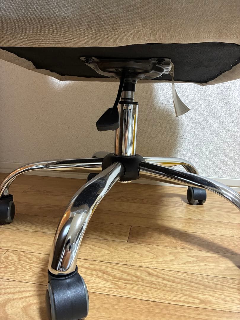 グレーのファブリックデスクチェア