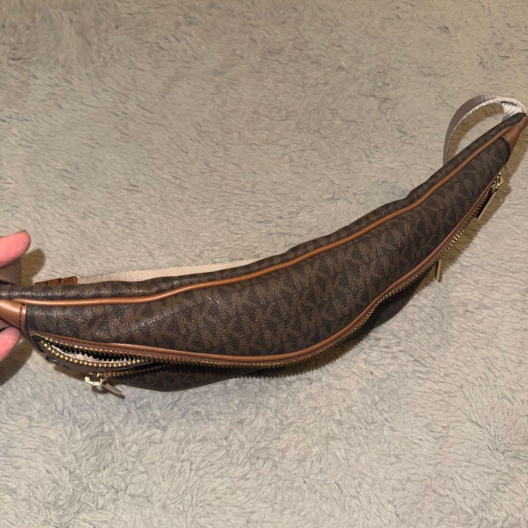 ビ*ス様 【美品！最終値下げ！！】MICHAEL KORS ボディバッグ ブラウ
