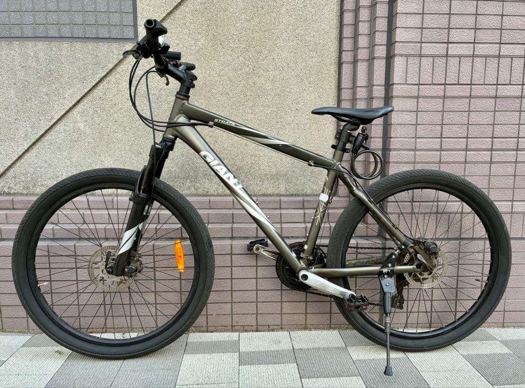 GIANT. STRATAマウンテンバイク　18 24段東京　自転車