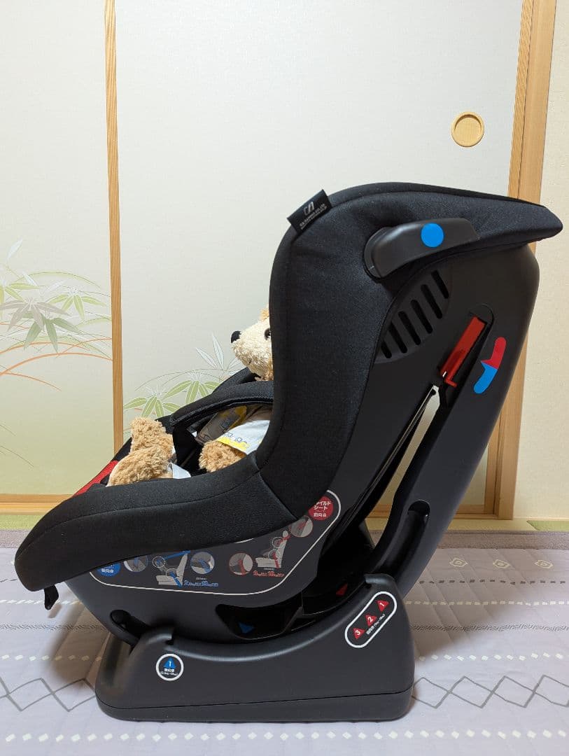 赤と黒のチャイルドシート