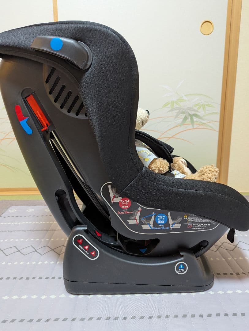 赤と黒のチャイルドシート