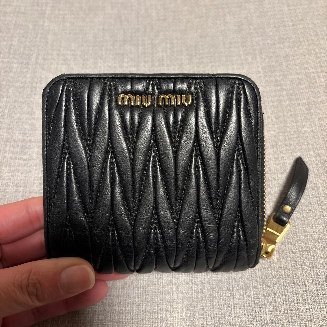 ✳︎ともこさん専用　miu miu 黒 レザー 二つ折り財布