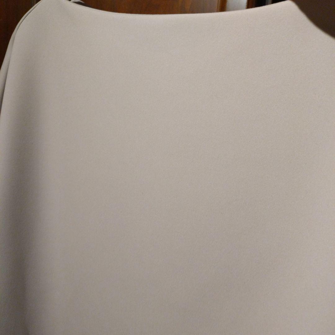 ノーリーズオフショルダー ベージュ Tシャツ長袖