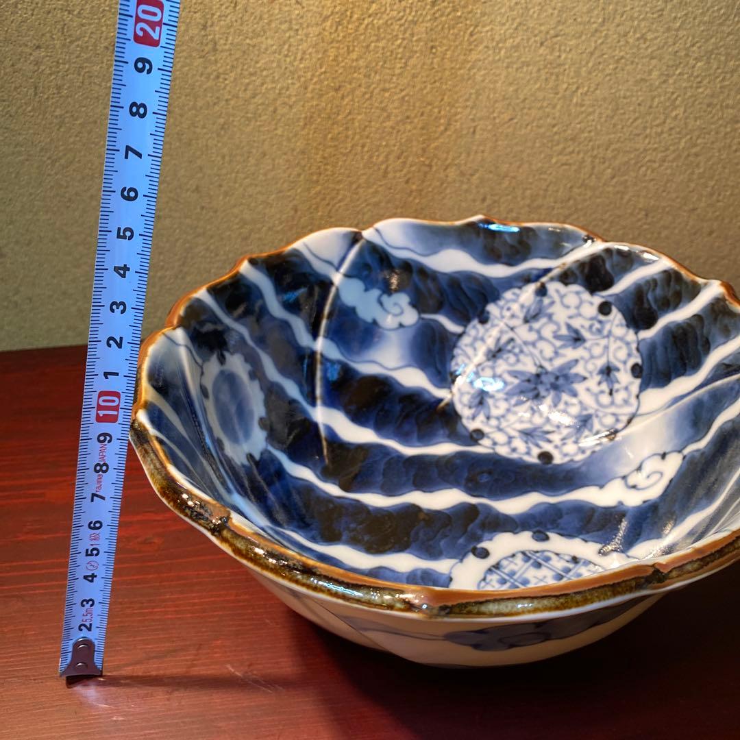 有田焼　福泉窯 青と白の波模様 花びら型ボウル 直径21cm