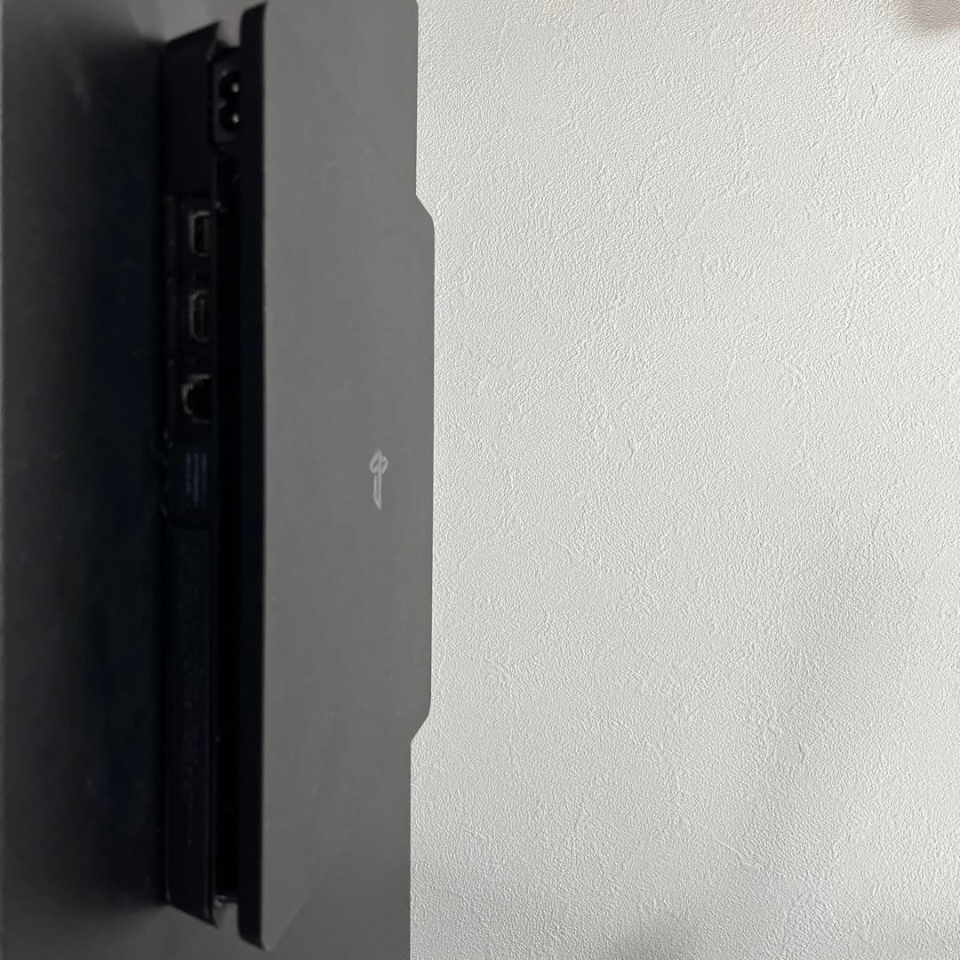 PS4本体とプラグ類、及びコントローラ×1