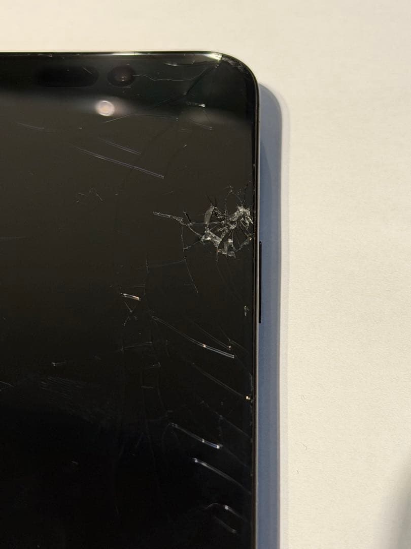 Apple iPhone 15 Pro 本体　画面割れ有