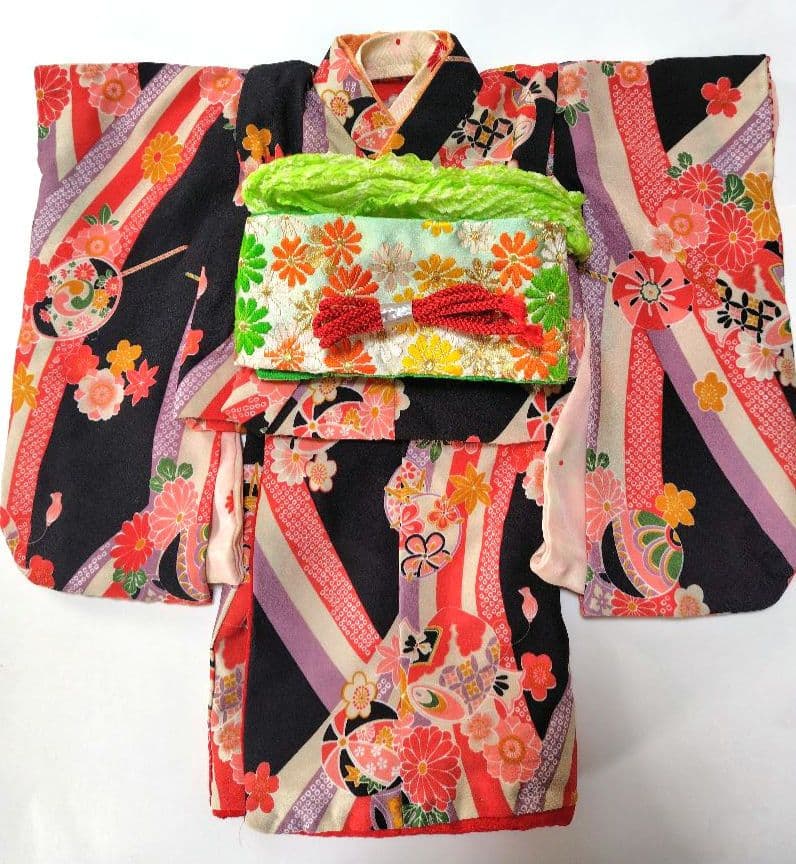 [市松人形　12号]　錦紗ちりめん　着物(二部式)と帯　伝統的な花と玩具