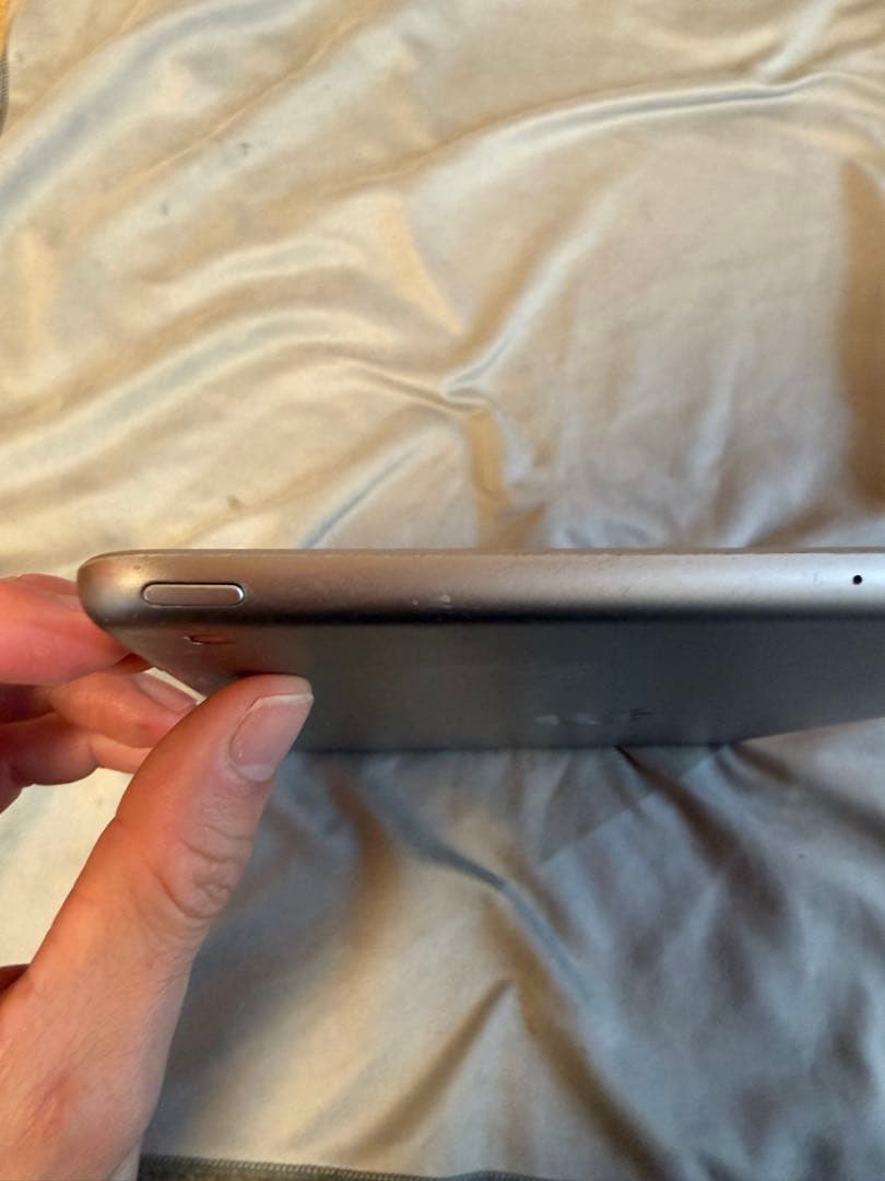 iPad シルバー 第6世代