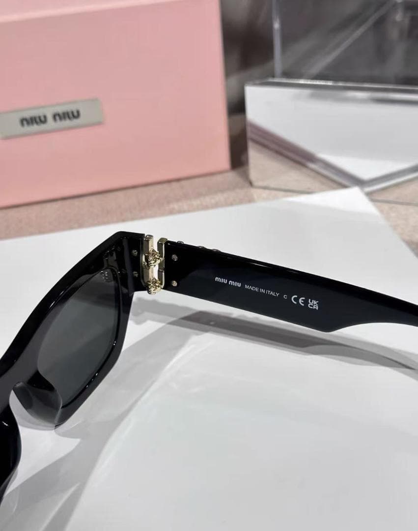 miumiu ブラック サングラス スクエアデザイン